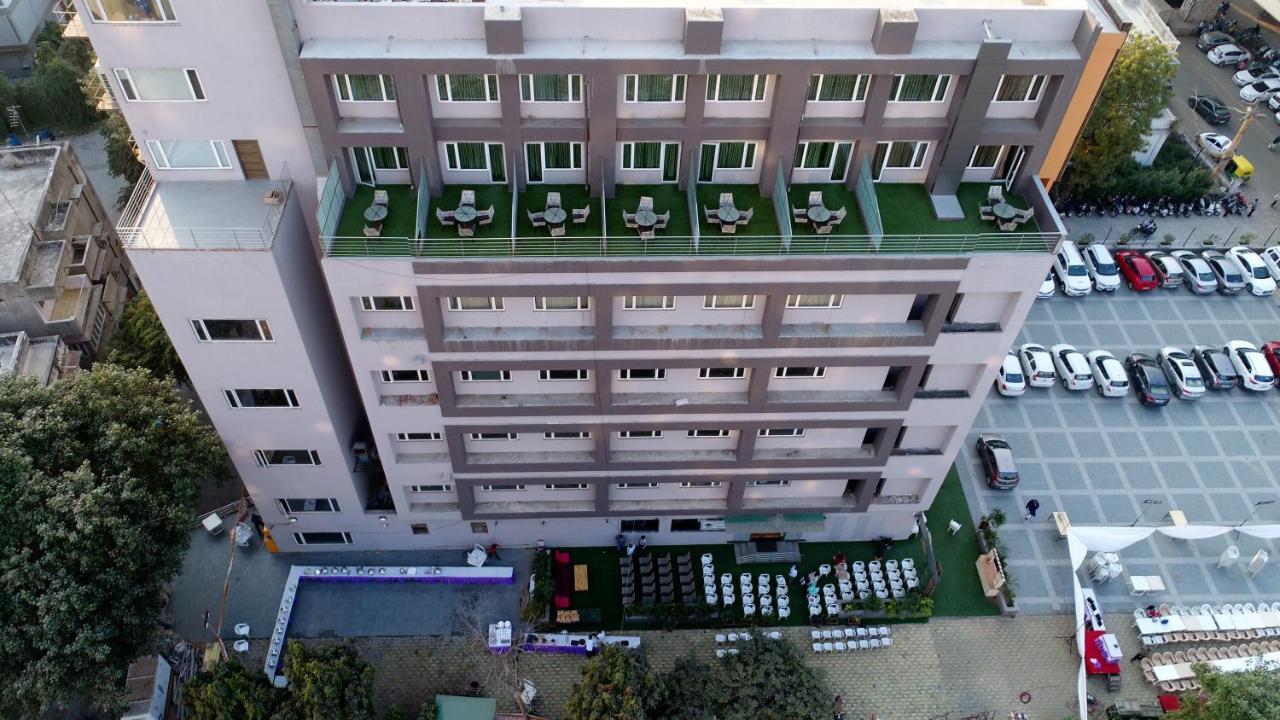 Apricot Hotel , Ahmedabad Exteriör bild