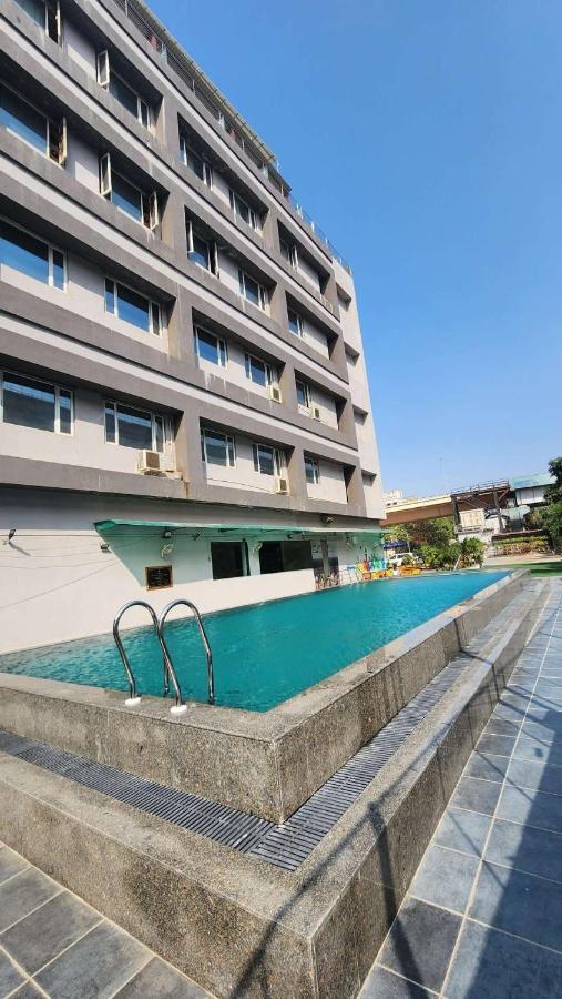 Apricot Hotel , Ahmedabad Exteriör bild